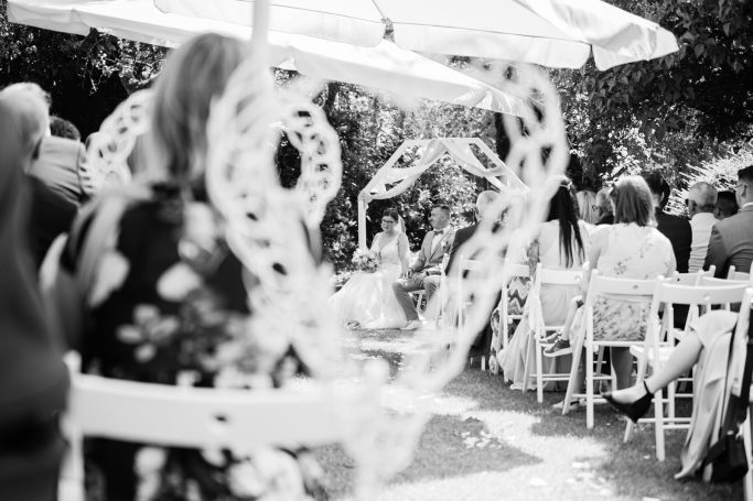 Hochzeit Stuttgart – Brautpaar durch Herz bei freier Trauung Brautpaar bei freier Trauung durch Herz fotografiert in Stuttgart.