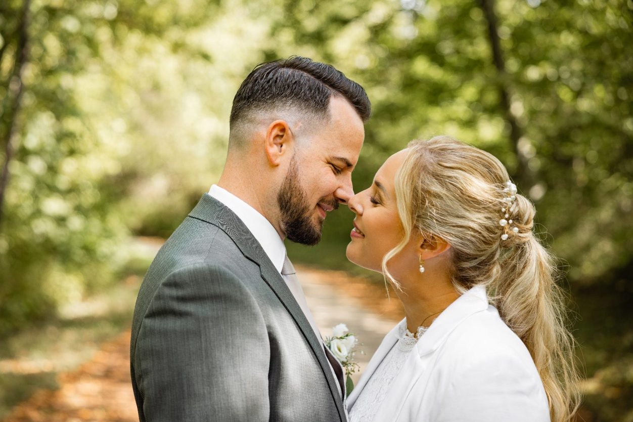 Hochzeitsfoto von Gloria & Samuel Kurz vor dem Kuss beim Brautpaarshooting bei der Hochzeit in der Region Heilbronn