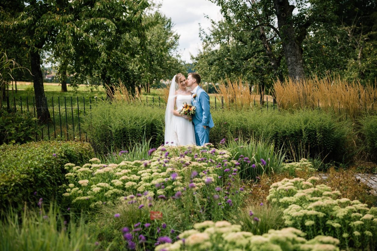 Brautpaarfotos im Grünen beim Hochzeitsfotografen