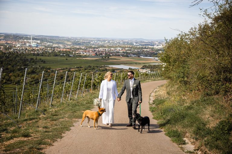 Gloria & Samuel spazieren mit ihren Hunden Das Brautpaar beim Brautpaarshooting beim spazieren gehen