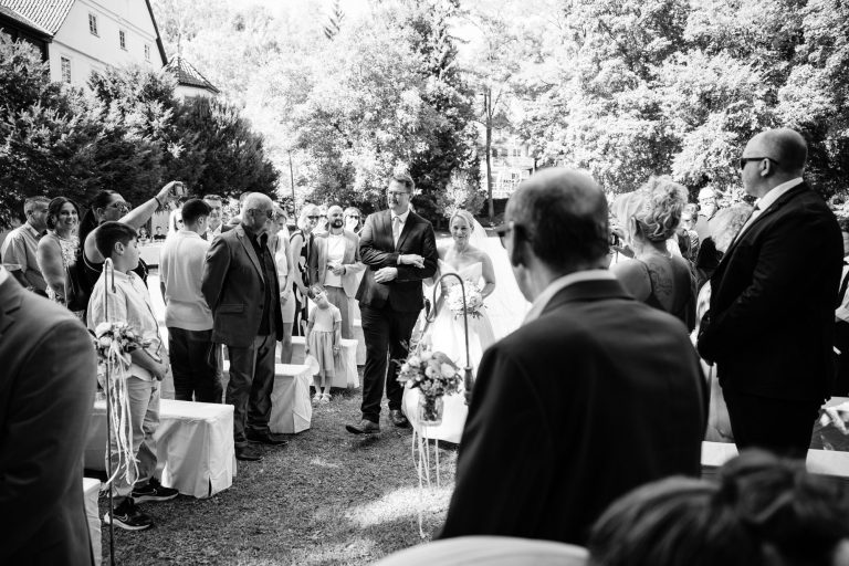 Der Einzug der Braut zum Altar beginnt Der Bruder bringt seine Schwester zum Altar