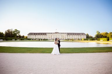 Emotionales Brautpaar vor Schloss Ludwigsburg