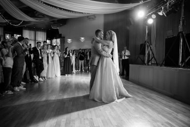 Hochzeitstanz des Brautpaares unter Lichtern bei Hochzeit in Leonberg
