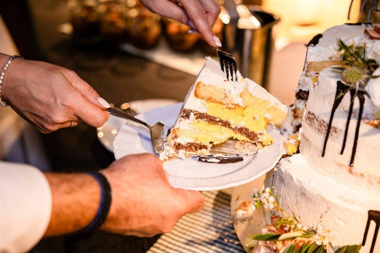 Der Kuchen wurde auf den Teller serviert Hochzeitskuchen wird auf den Teller serviert