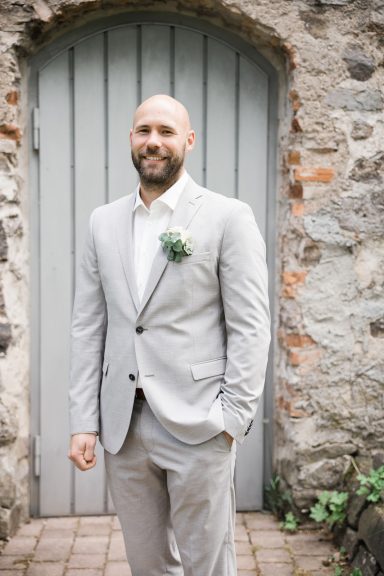 Bräutigam Einzelporträt bei Hochzeit in Stuttgart.