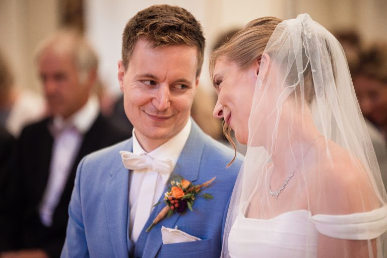 Laura & Maximilian schauen sich verliebt an