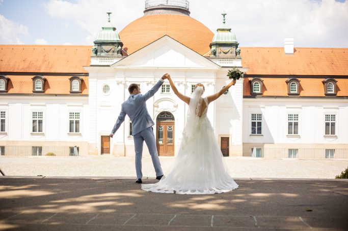 Hochzeit Stuttgart – Brautpaar hebt die Arme hoch beim Paarshooting Fröhliches Brautpaar hebt bei Fotoshooting in Stuttgart die Arme hoch – ausgelassenes Hochzeitsfoto, Paar zeigt Freude und Leichtigkeit.