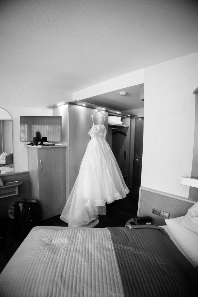 Hochzeit Stuttgart – Hochzeitskleid in Detailaufnahme Elegantes Hochzeitskleid bei Hochzeit in Stuttgart – detailreiches Brautkleid auf Kleiderbügel oder getragen, zarte Spitze und feine Details