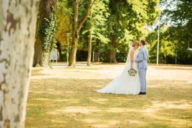 Brautpaar im Park bei Marbach nahe Stuttgart – Hochzeit.