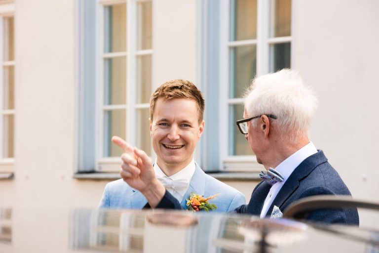 Bräutigam lächelt bei den Gratulationen