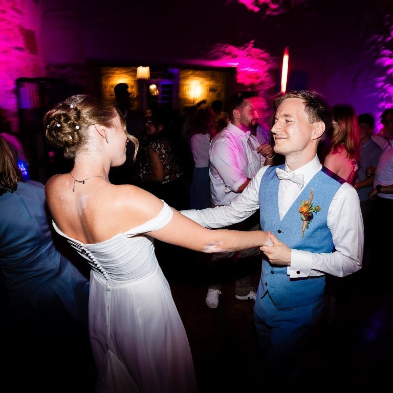 Der Bräutigam tanzt und macht Party bei der Hochzeit