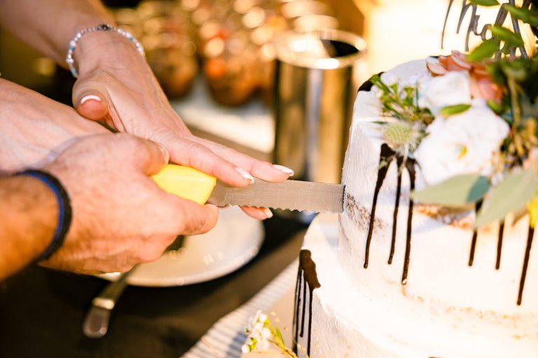 Anschneiden der Hochzeitstorte Messer bei der Hochzeitstorte zum anschnitt