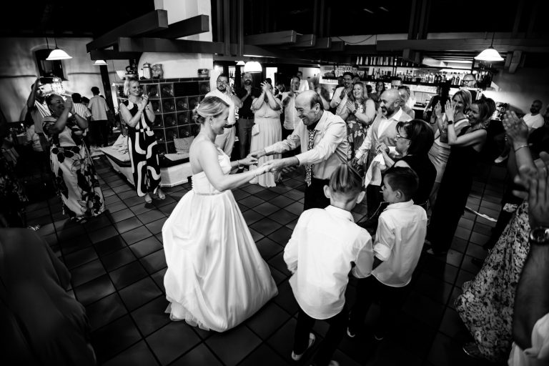 Ein Vater tanzt mit seiner Tochter in Ludwigsburg bei der Hochzeit Emotionales Partybild einer Hochzeit mit dem Vater in Ludwigsburg