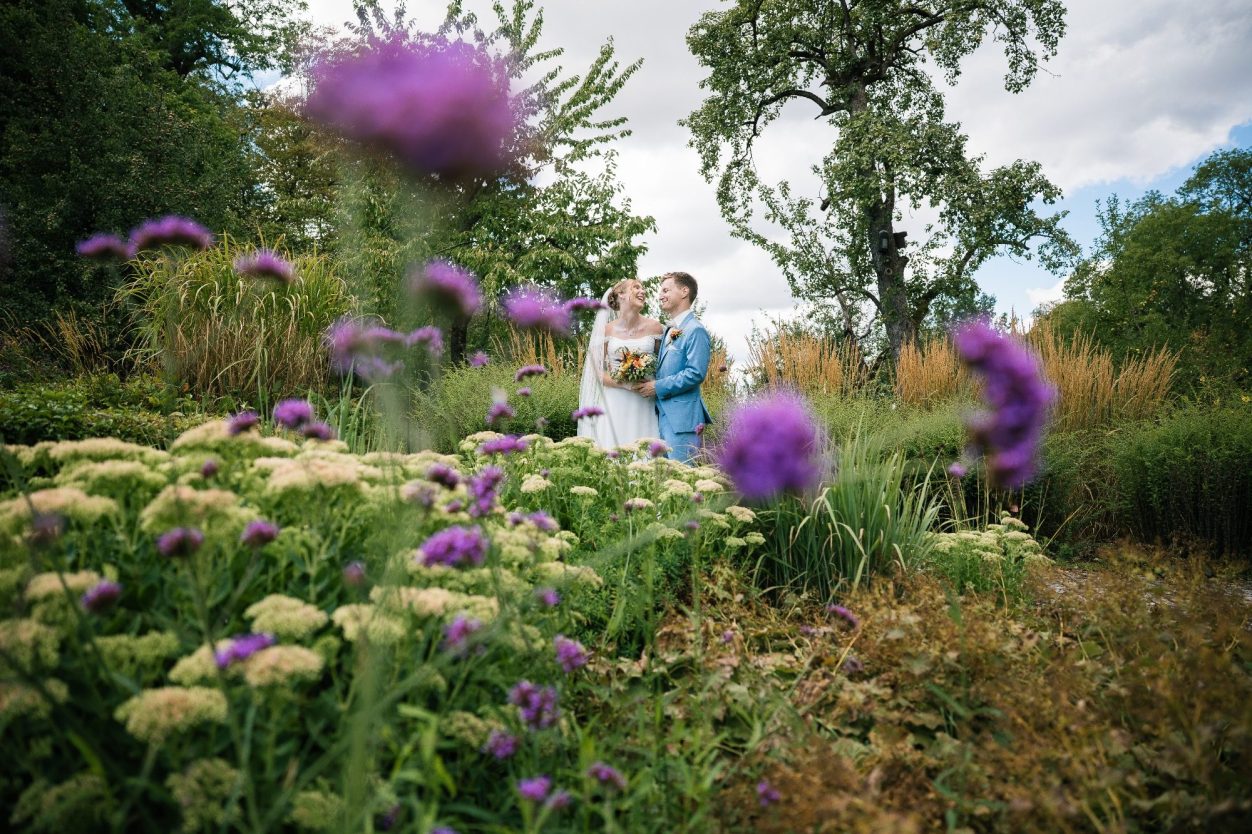 Hinter den Blumen und doch steht das Brautpaar im Vordergrund