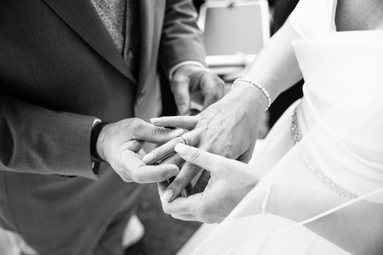 Doro und Mihail stecken sich Ringe an Anstecken eines Ringes bei der Hochzeit von Doro und Mihail