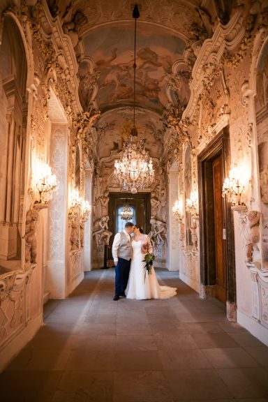 Brautpaarshooting im Schloss Ludwigsburg bei Hochzeit in Ludwigsburg.