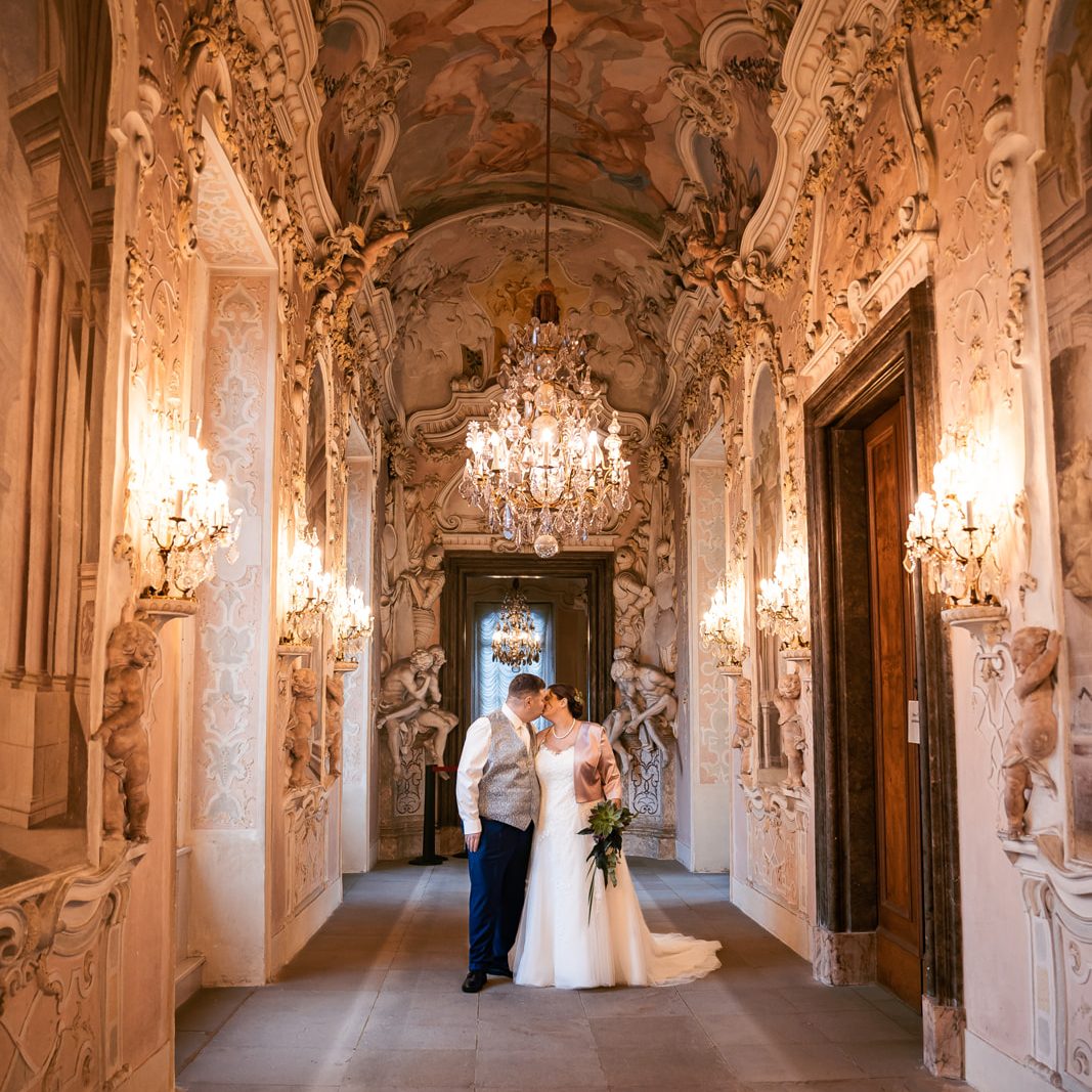 Hochzeitspaar mit Regenschirm bei Ludwigsburger Schlossgarten