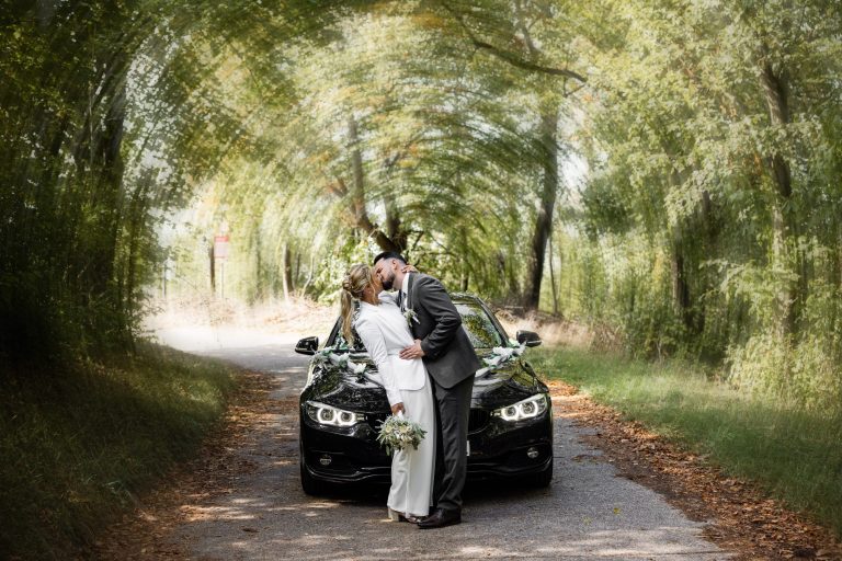 Gloria & Samuel vor dem Brautauto Brautauto und Brautpaar