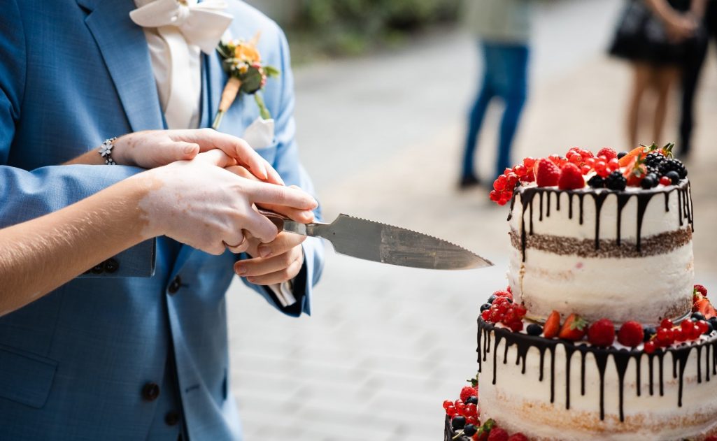 Der Anschnitt der Hochzeitstorte im Raum Ludwigsburg