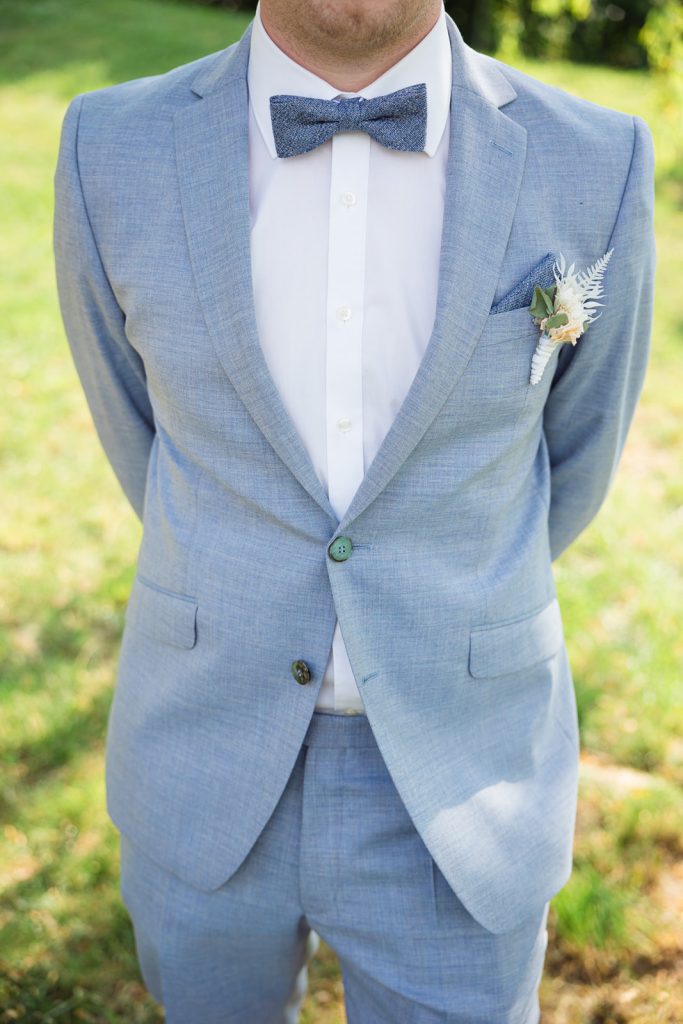 Hochzeit Karlsruhe – Manschettenknöpfe Bräutigam Anzug Detailbild Manschettenknöpfe am Hochzeitsanzug in Karlsruhe