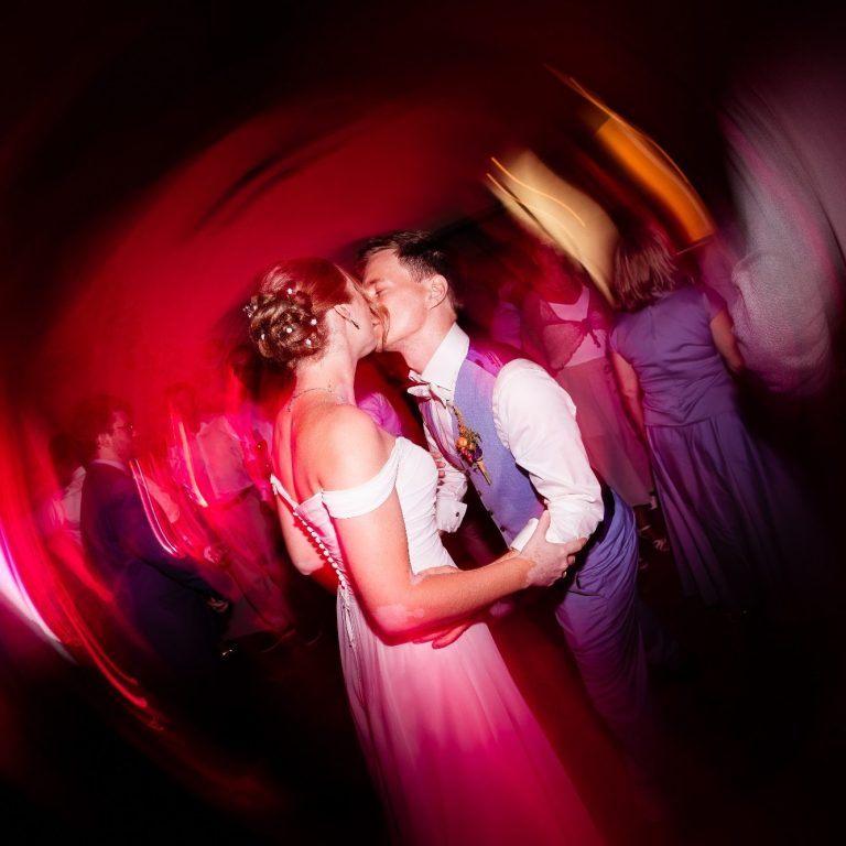Hochzeitsparty Kuss auf der Tanzfläche in Ludwigsburg im Schloss