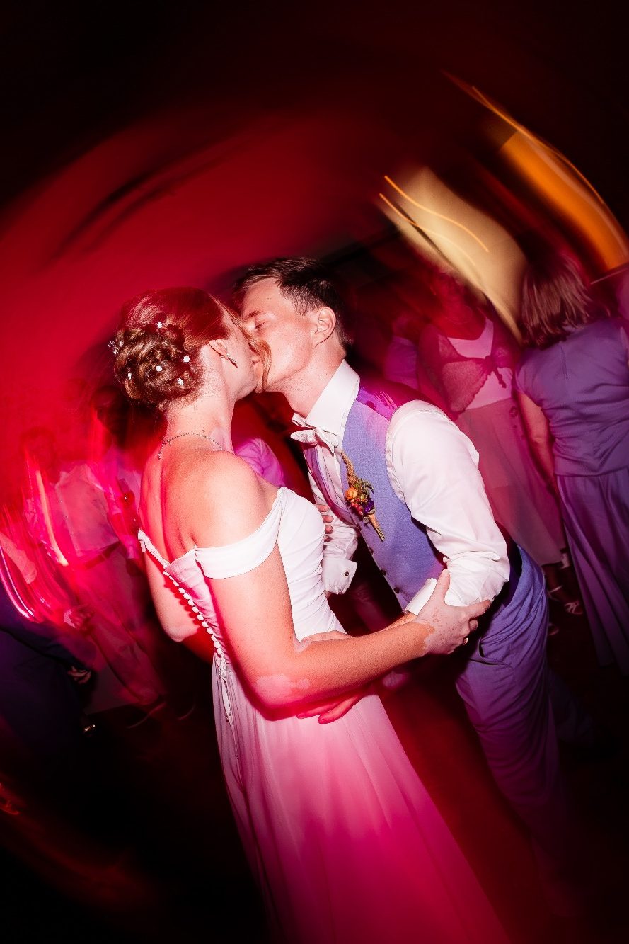 Hochzeitsfotograf in Heilbronn fotografiert tanzendes Brautpaar bei der Hochzeitsreportage
