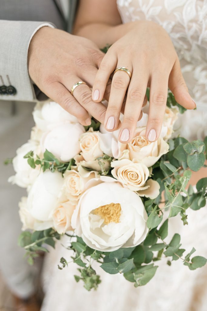 Hochzeit Stuttgart – Eheringe auf Brautstrauß Eheringe liegen auf Brautstrauß bei Hochzeit in Stuttgart.