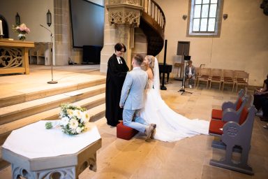 Hochzeitszeremonie in Kirche in Stuttgart – Brautpaar während der Trauung.