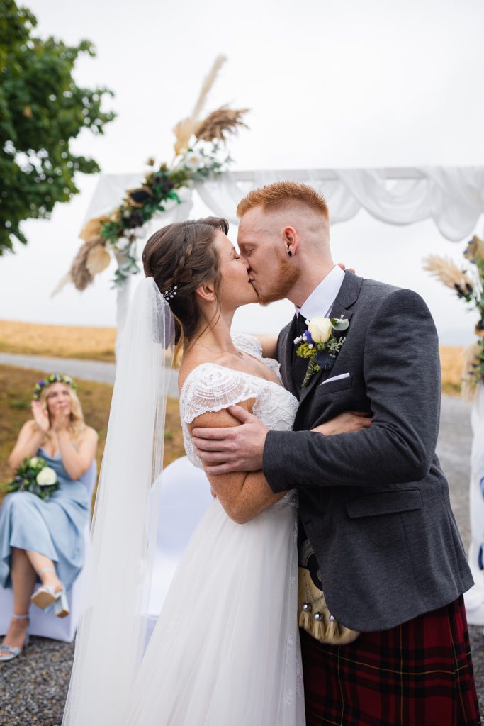 Hochzeit Stuttgart – Kuss nach freier Trauung Brautpaar küsst sich nach freier Trauung in Stuttgart.