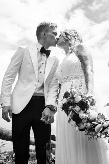 Brautpaar küsst sich auf Steg bei Hochzeit in Stuttgart.