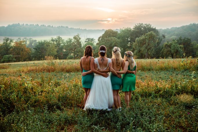 Hochzeit Heilbronn – Braut mit Freundinnen im Sonnenuntergang Braut mit Freundinnen im Abendlicht bei Hochzeit in Heilbronn.