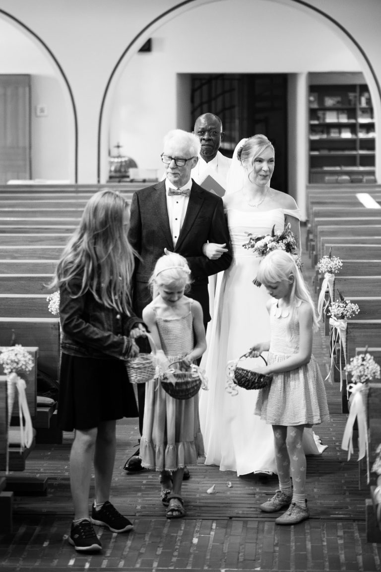 Laura zieht gemeinsam mit ihrem Vater in die Kirche ein