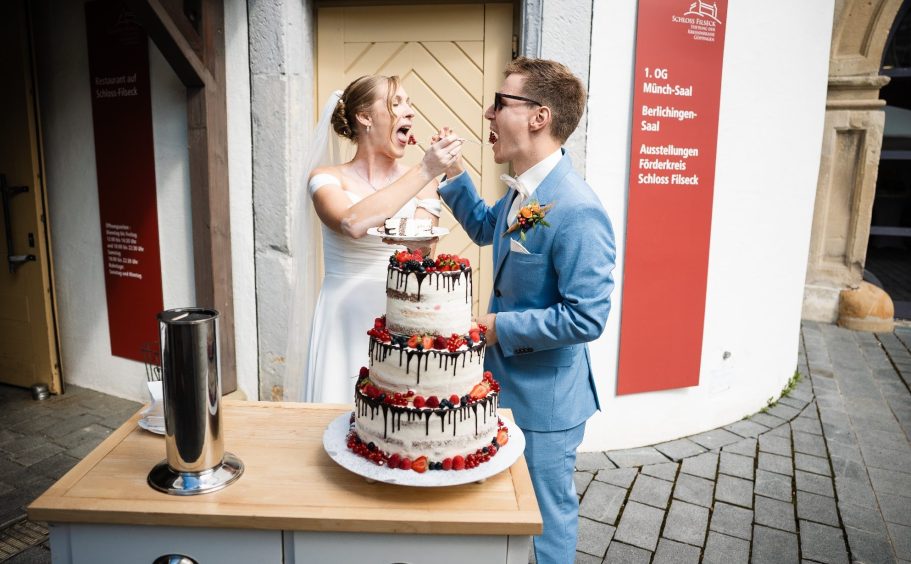 Gegenseitiges Essen bei der Hochzeitstorte in Brackenheim bei Ludwigsburg