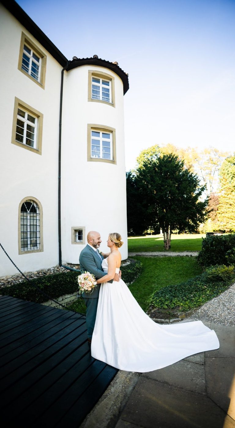 Mihail und Doro lieben sich Tiefer Emotionaler Moment in der Region Ludwigsburg vom Brautpaar - Hochzeitsfotografie