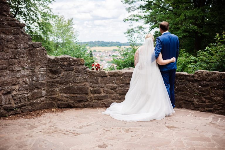 Hochzeitspaar schaut über Heilbronn