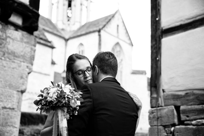 Hochzeit Heilbronn – Brautpaar umarmt sich in historischer Stadtgasse Brautpaar umarmt sich innig in alter Stadtgasse in Heilbronn – romantisches Hochzeitsfoto mit historischem Flair, Paarshooting in Altstadt.