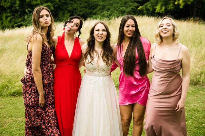 Hochzeit Karlsruhe – Braut und Freundinnen machen Grimassen Braut macht Grimassen mit ihren Freundinnen bei der Hochzeit in Karlsruhe – lustiger Moment beim Getting Ready oder Brautjungfern-Shooting,