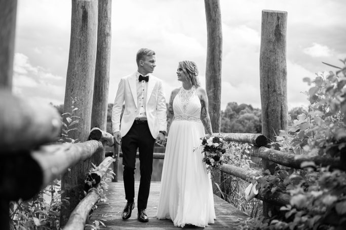 Hochzeit Stuttgart – Brautpaar auf Steg Brautpaar läuft Hand in Hand auf Steg bei Hochzeit in Stuttgart.