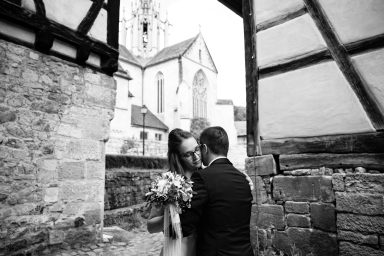 Emotionales Brautpaar in der Altstadt bei einem Kloster in Stuttgart.