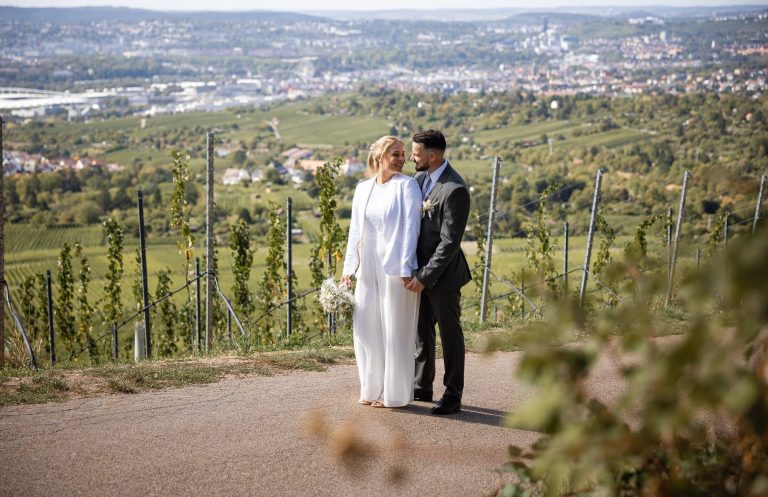 Gloria & Samuel schauen sich tief in die Augen in den Weinbergen an Heilbronn Hochzeit in den Weinbergen