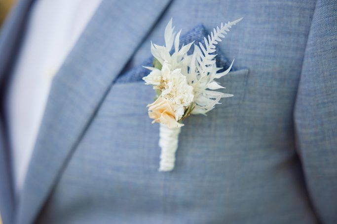 Hochzeit Karlsruhe – Ansteckblume Bräutigam Anzug Detail Ansteckblume am Anzug Bräutigam Hochzeit Karlsruhe
