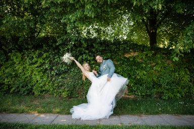 Lustiges Hochzeitspaar bei Hochzeit in Karlsruhe.