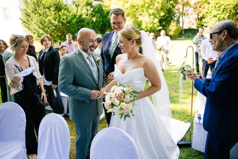 Übergabe der Braut an den Bräutigam Deutsch Griechische Hochzeit. Die Übergabe der Braut