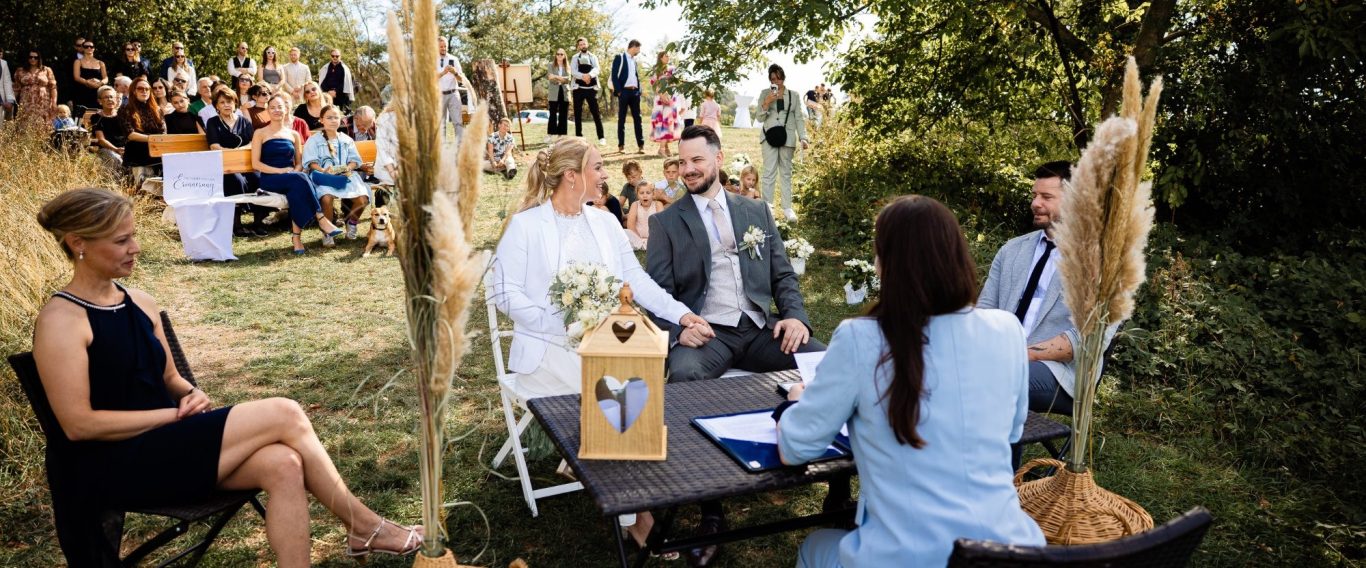 G&S heiraten in der Natur Hochzeitsbild einer Hochzeitsreportage bei der Trauung in den Weinbergen