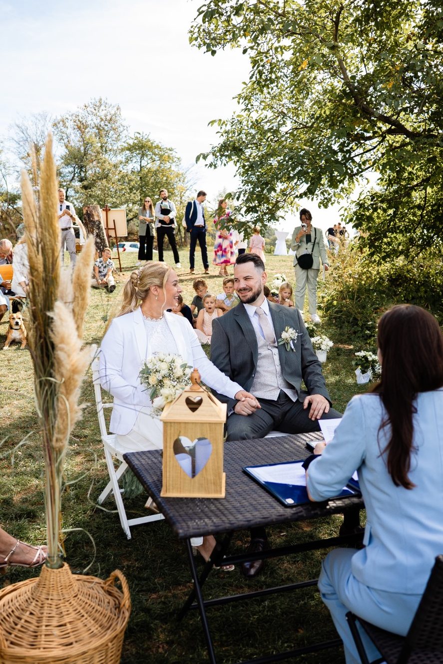 Freie Trauung und der Hochzeitsfotograf aus Heilbronn macht ein Foto